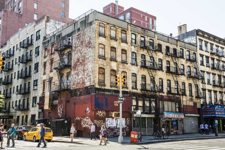 Descubre los mejores barrios económicos para vivir en NYC este 2025