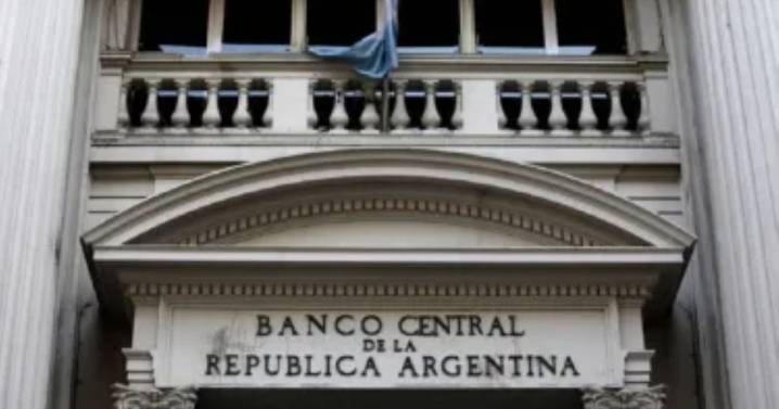 El BCRA vendió U$S 379 millones este jueves, el dólar superó los $1.500 y se hundieron bonos y acciones