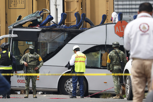 Diez muertos y 41 heridos deja choque entre ferrocarril y autobús en el centro de México