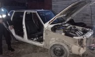 Detienen a tres personas cuando desguazaban un auto robado de la puerta del HAM