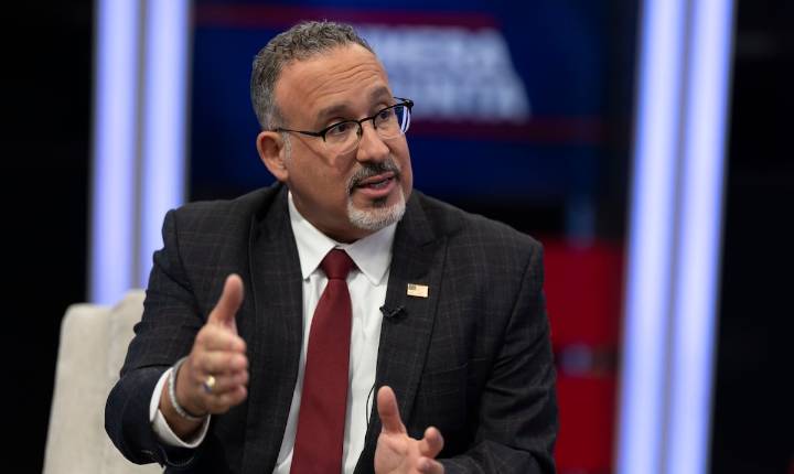 Miguel Cardona dice que el gobierno federal ve a Puerto Rico “como un lugar para estacionar sus camiones militares y no para invertir en el talento”
