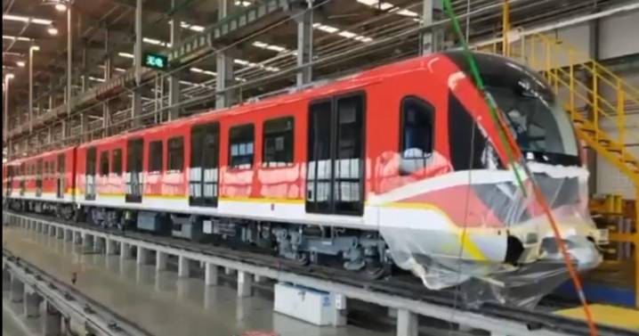 "Es mucho más que un tren, es un sueño": alcalde Galán celebra desembarco de primeros vagones para el Metro de Bogotá