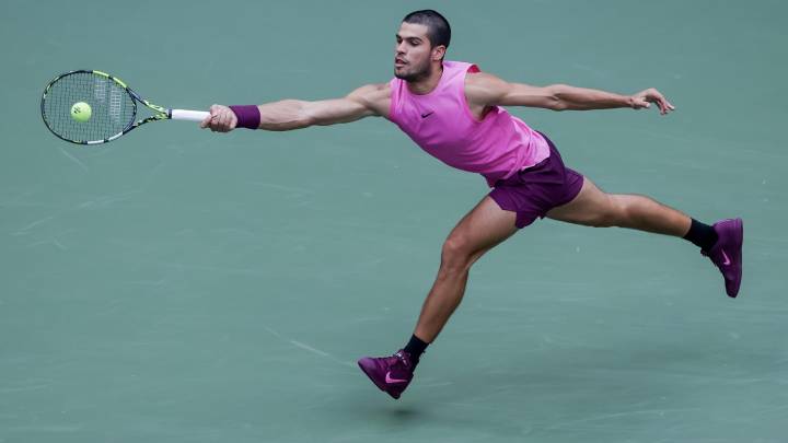 Carlos Alcaraz derrota a Djokovic e métese na final do US Open