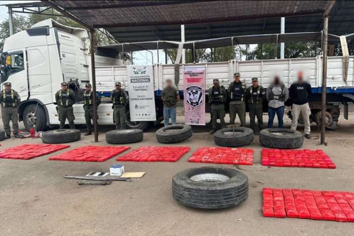 Siete ruedas duales y de auxilio de un camión estaban rellenas con cocaína