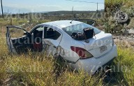 Pierde automovilista neumático y choca contra grúa que remolcaba camioneta