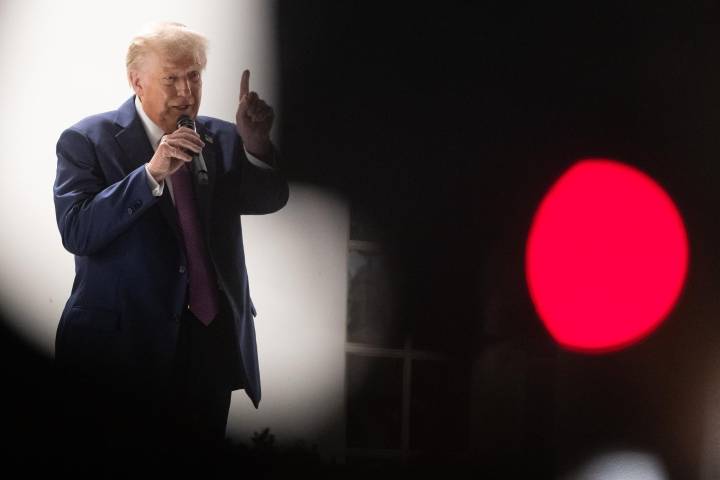 Trump redobla esfuerzos para controlar la Fed, que no da pistas sobre una bajada de tipos