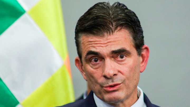 Presidenciable boliviano especula sobre Carabineros y robo de autos: "¿No serán ellos los ladrones?"
