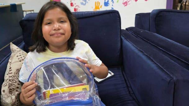 Entregan útiles escolares a los menores con cáncer