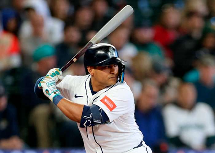Donovan Solano, firmado con contrato de Liga Menor por los Rangers