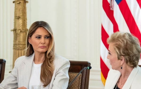 Melania Trump lanza advertencia a la humanidad: “Los robots están aquí”