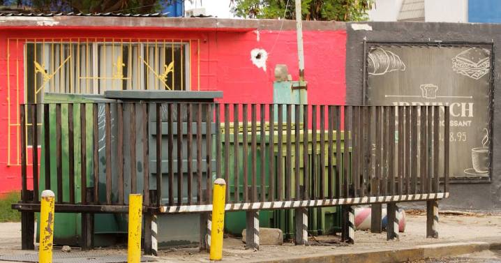 Explota transformador en Centro Cívico; comerciantes y vecinos quedan sin electricidad