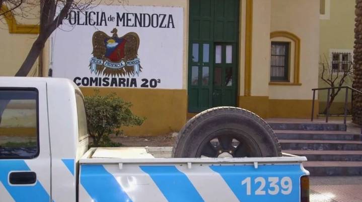 “Me sacaron esposada”: una docente acusada de pedofilia dice que fue un error y pide justicia