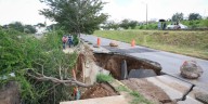 Socavón se forma en avenida Reyes Heroles