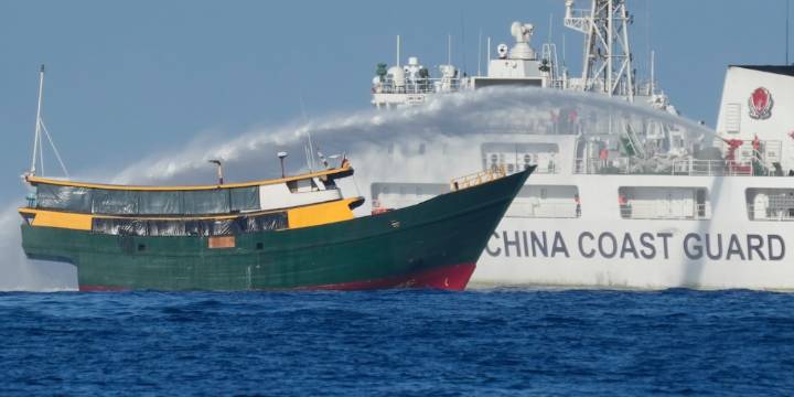 Tensión en el mar Meridional: la Guardia costera china disparó cañones de agua contra embarcaciones de Filipinas