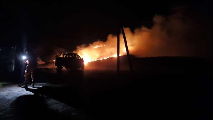 Protección Civil y Brigada trabajan tras el viento zonda e incendios en el Valle Central y el interior provincial