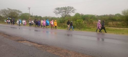 Miles de fieles desafían la lluvia en honor a la Virgen morena