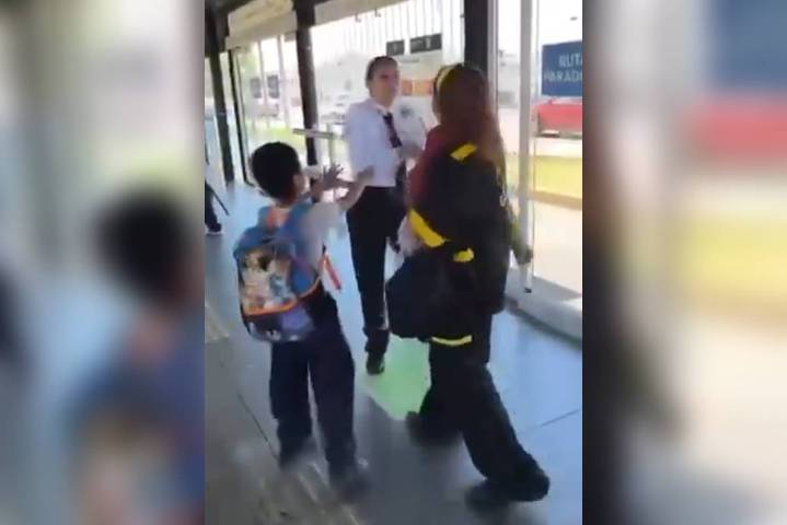 No paga y agrede a oficial: mujer protagoniza bochornoso incidente en el Tuzobús en presencia de su hijo (video)
