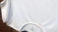 Por qué a veces, sobre todo en verano, las camisetas salen de la lavadora con un cerco rojizo