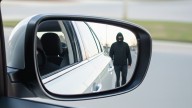 La nueva "estafa del retrovisor": la estrategia viral que consiste en golpearte el coche para robarte los datos del móvil