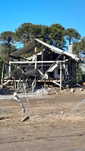 Amplio operativo nocturno para apagar un incendio en Moquehue