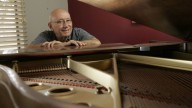 Pianist Mike Wofford dies at 87