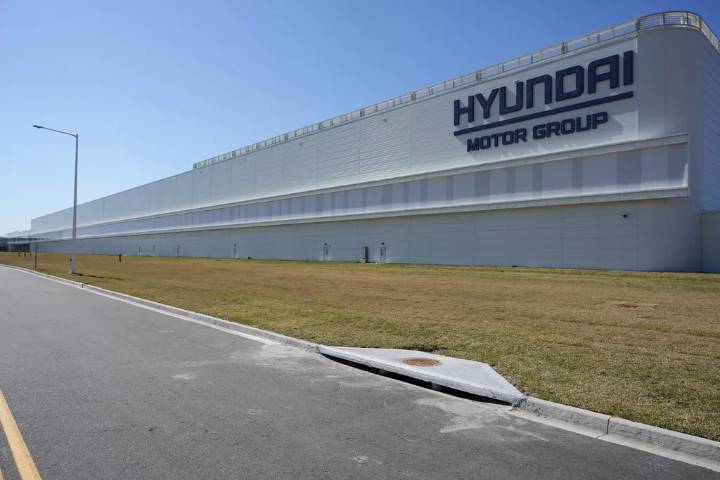  475 personas fueron detenidas en redada migratoria cerca de planta de Hyundai 