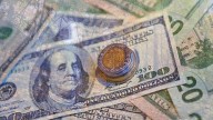 Arranca dólar el otoño en bajada ante el peso