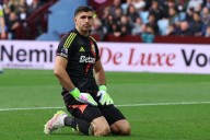 Tensión y un llamado que nunca llegó. Las razones detrás del frustrado pase de Dibu Martínez a Manchester United y un futuro incierto