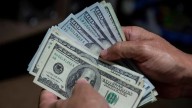 El dólar cerró en alza con un máximo de 1.445 pesos en bancos