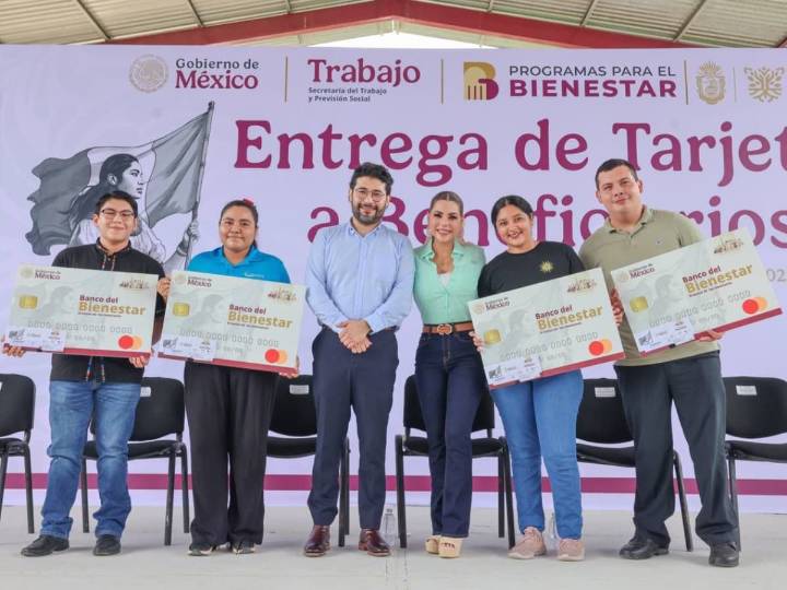 Entregan la gobernadora Evelyn Salgado y el titular de la STyPS, Marath Bolaños, apoyos del programa Jóvenes Construyendo el Futuro