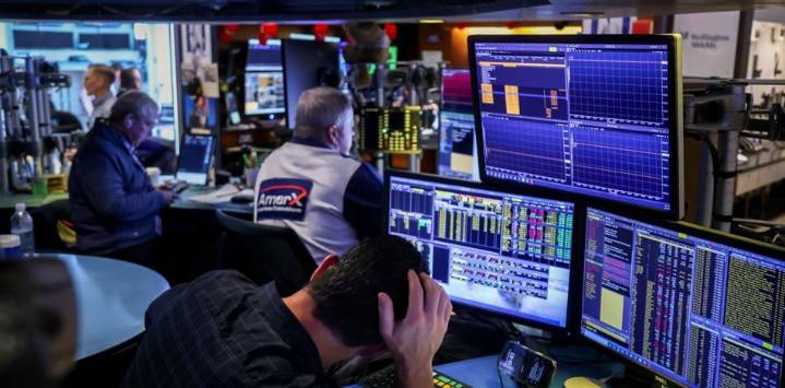 Otro mal día financiero para Argentina: el dólar toca los $ 1.415 y vuelven a caer bonos y acciones