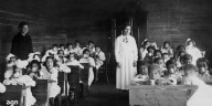 Una idea igualadora, una guerra contra los microbios y un origen discutido: la historia de la implementación del guardapolvo blanco