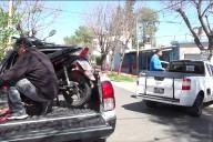 Mala maniobra desencadenó un choque de moto y camioneta en esquina de Paraná
