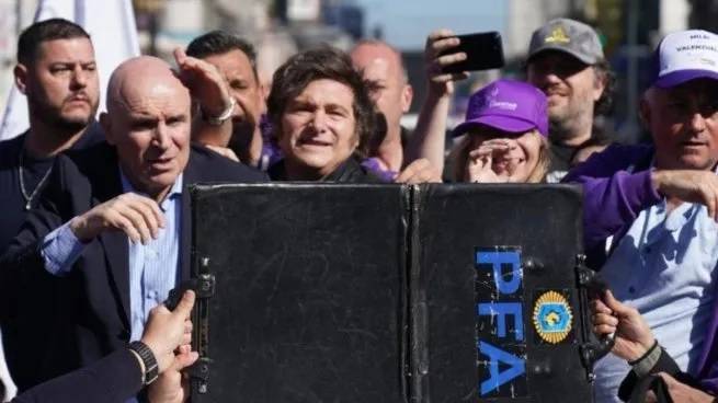Con un megaoperativo en Moreno, Milei cierra la campaña intentando blindar el escándalo de coimas