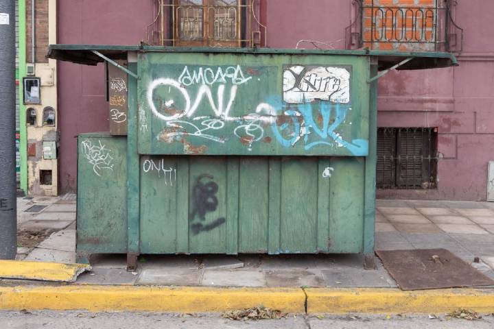 Retiraron 50 este año. Avanza el plan para sacar de las veredas los puestos de diarios y flores abandonados