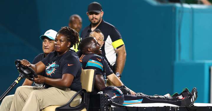 Dolphins receiver Tyreek Hill carted off vs. Jets with left knee injury
