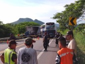 CHÓFER DE TRÁILER Y DE AUTOBÚS MUEREN EN CHOQUE DE FRENTE
