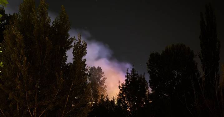 Bomberos trabajan en un pequeño incendio junto al río justo después de los fuegos artificiales