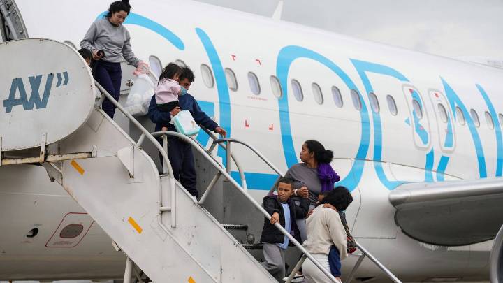 Judge temporarily blocks U.S. efforts to remove some immigrant Guatemalan and Honduran children