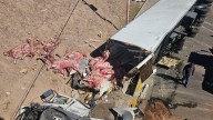 Un camión con carne volcó en Mendoza y la gente intentó llevarse las medias reses