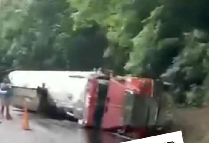 Camión cisterna cargado de gasolina se volcó en Guachaca, no hubo víctimas