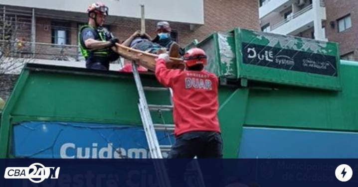 Rescate en Córdoba: salvan a un hombre atrapado en un camión recolector de basura