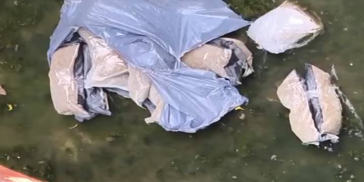 Aseguran más de 300 kilos de marihuana flotando en un canal de agua en Guadalajara, Jalisco