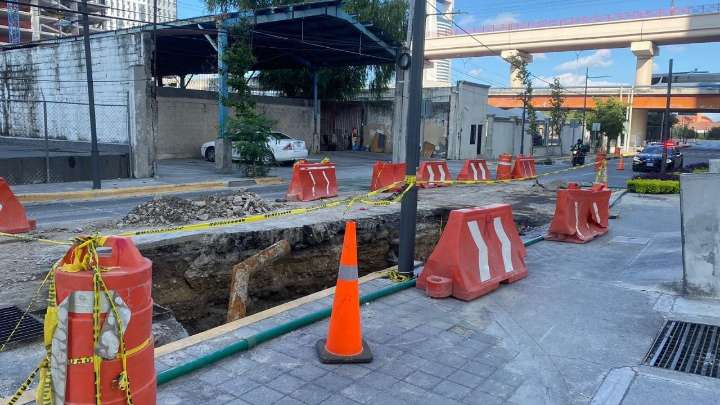 Avanzan trabajos de reparación de socavón en calle Washington