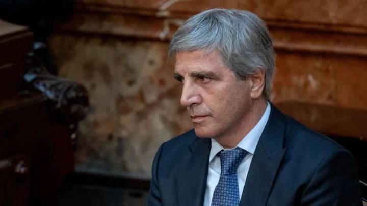 Vuelven a instaurar un cepo al dólar para ahorristas: en qué consiste