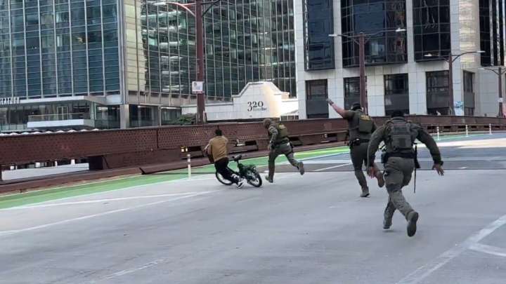 Video: Momento en que Repartidor de ICE Escapa de Ser Detenido por Agentes de ICE