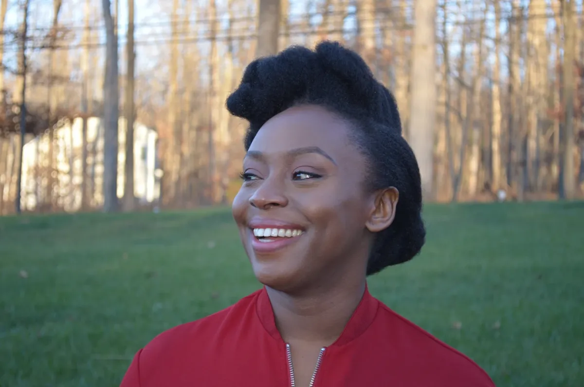 "Es horrendo que criminalicen a los migrantes por soñar con algo mejor": Chimamanda Ngozi