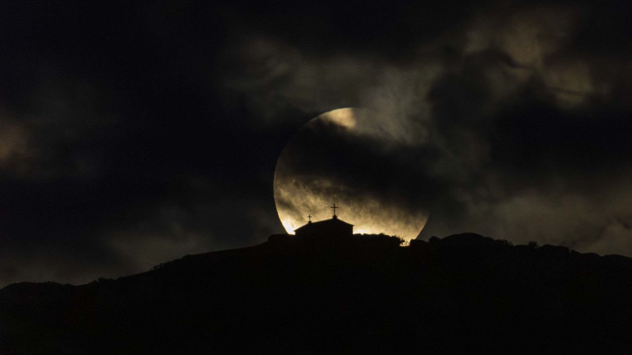 El eclipse se traspapela con las nubes