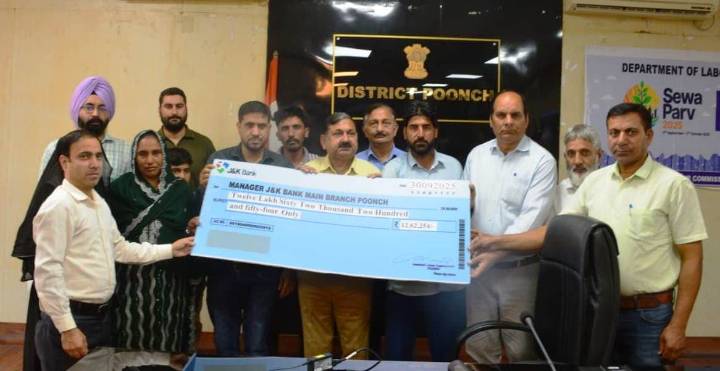 DC Poonch disburses over ₹12.6 Lakh to construction workers under welfare schemes