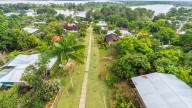El pueblo que resalta por sus casas de colores y jardines en medio de la selva